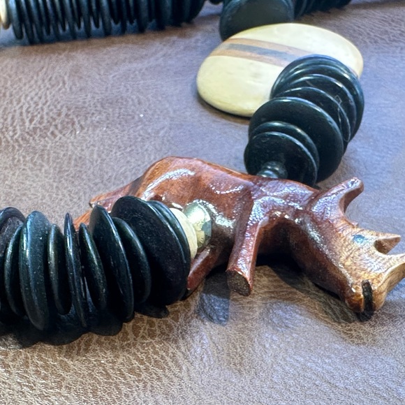 Very unique hand carved wood necklace from Kenya - Picture 11 of 13